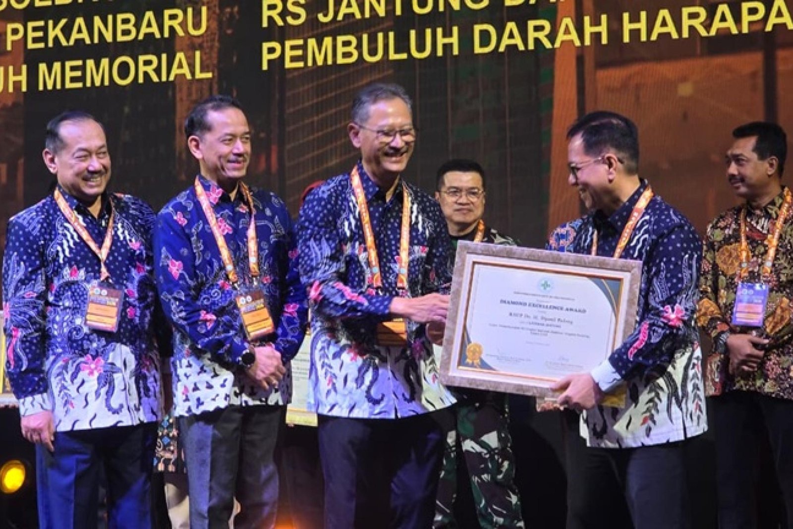 Direktur Utama RS M. Djamil, Dr. dr. Dovy Djanas, Sp.OG, KFM, MARS, FISQua menerima dua penghargaan Diamond Excellence Award untuk layanan saraf dan layanan jantung dalam rangkaian Seminar Nasional PERSI XXII, Seminar Tahunan Patient Safety XX dan Hospital Expo XXXVIII Tahun 2026 yang berlangsung di Indonesia Convention Exhibition (ICE) BSD City, Tangerang, Banten, Kamis (8/10/2026).IST