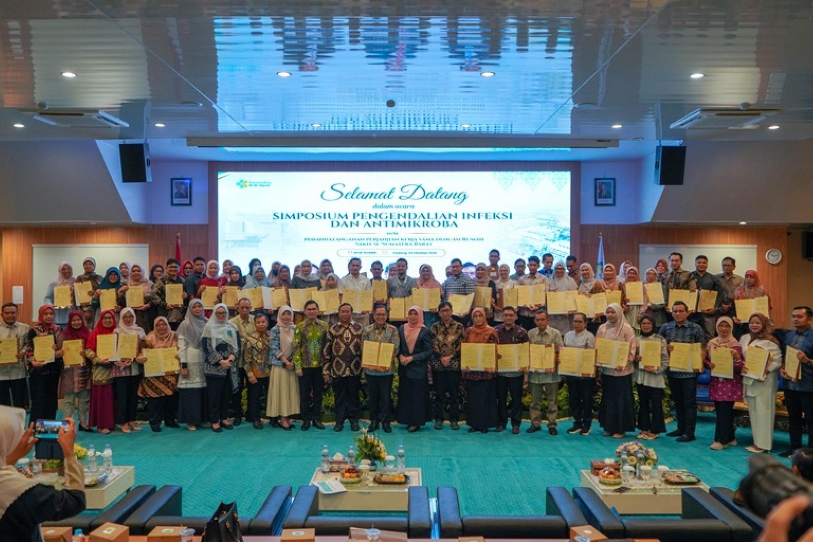 Foto bersama Dirjen Kesehatan Lanjutan Kementerian Kesehatan RI, dr. Azhar Jaya, SH, SKM, MARS, Direktur Keuangan dan Investasi BPJS Kesehatan, Drs. Bayu Teja Muliawan, S.H., M.Pharm, MM, Apt., jajaran direksi RS M. Djamil, Kepala Dinas Kesehatan Sumbar, dr. Aklima, MPH serta direktur RS se-Sumbar usai penandatanganan kerja sama di Auditorium Lantai 4 Gedung Administrasi dan Instalasi Rawat Jalan, Sabtu (3/10/2026). HUMAS RS M. DJAMIL