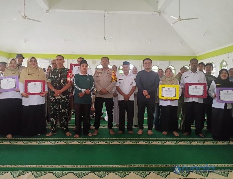 Foto bersama Sekretaris Camat Lubeg, Zulkarnaini bersama RT/RW dan Sekretaris kelurahan se Kecamatan Lubeg setelah menerima dana operasional dari Pemko Padang, Rabu (7/10/2026). (dok: Arunala.com)