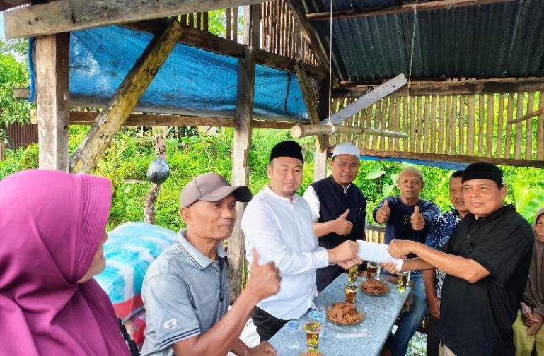 Anggota Komisi VI DPR RI Fraksi PKS Rahmat Saleh jumpai warga terdampak banjir di Kota Padang, Minggu (11/10/2026). IST