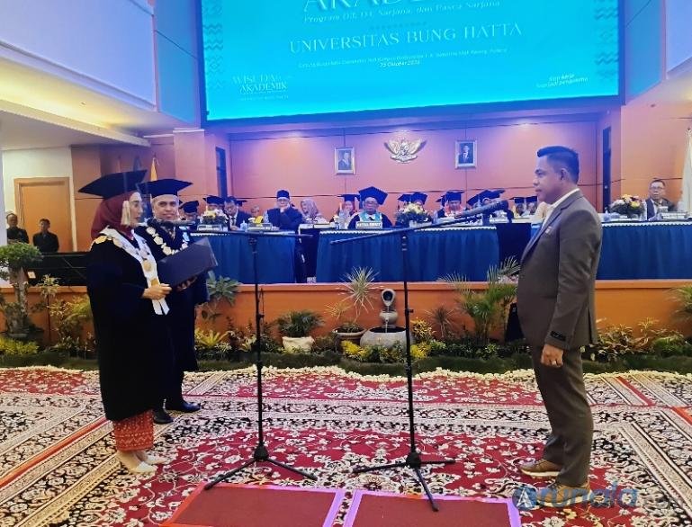 Rektor Universitas Bung Hatta, Prof Dr Diana Kartika resmi serahkan ratusan alumni baru kepada Sekjen DPP IKBA UBH, Dr Irwandi SPi MM, Minggu (25/2026). (dok: arunala.com)