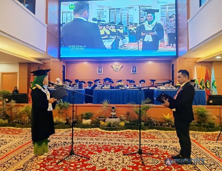 Ketua harian DPP IKBA UBH, Defri Nasli saat menerima penyerahan 661 alumni dari Rektor Universitas Bung Hatta, Prof Dr Diana Kartika, Sabtu (24/10/2026). (dok: arunala.com)