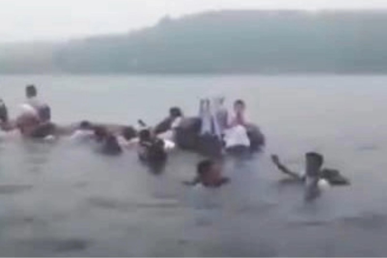 Sekitar 37 siswa dari SMA Negeri 1 PUS berenang selamatkan diri setelah sampan cadik yang mereka naiki terbalik di Selat Sikakap, Kabupaten Kepulauan Mentawai, pada Selasa (13/10/2026). IST