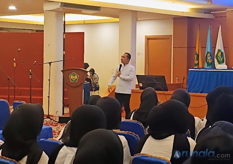 Ketua DPD IKBA UBH Sumbar, Salamat Simamora sedang berikan motivasi kepada calon wisudawan UBH yang akan memasuki dunia kerja, Kamis (23/10/2026). (dok: arunala.com)