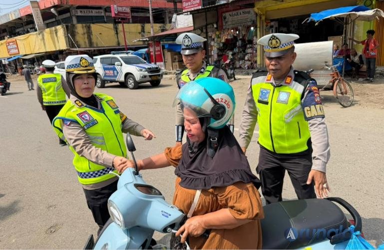 Satgas III Ditlantas Polda Sumbar berikan arahan dengan pendekatan humanis bagi pengendara lawan arus di Pasar Raya Padang, Selasa (27/10/2026). (dok: arunala.com)