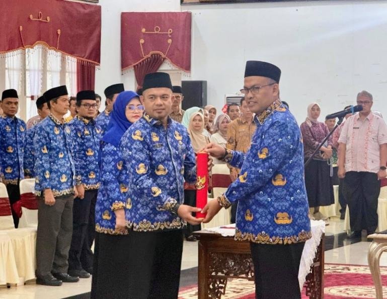 Sekprov Sumbar Arry Yuswandi serahkan SK pengangkatan kepada sejumlah pejabat esolon III dan eselon IV yang baru dilantik, Kamis (29/10/2026). IST