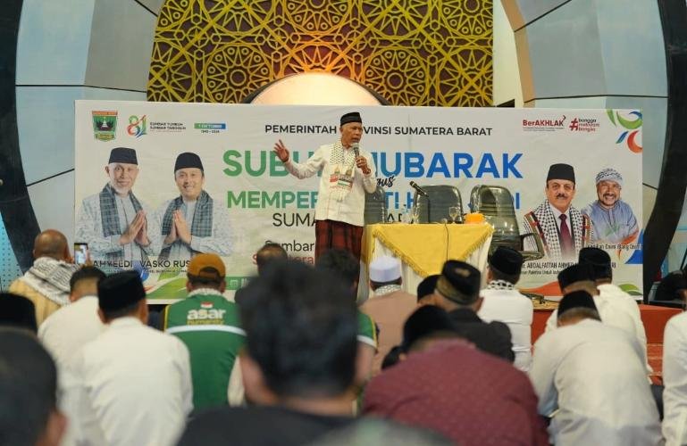 Gubernur Sumbar Mahyeldi saat serukan perkuat solidaritas bagi kemerdekaan rakyat Palestina dalam kegiatan Subuh Mubarak di Masjid Raya Syekh Ahmad Khatib Al-Minangkabawi, Minggu (4/10/2026). IST