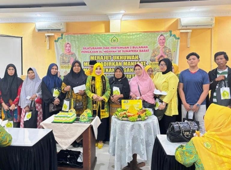 Ketua Pengajian Al-Hidayah Sumbar, Linda Oktavianti bersama pengurus lainnya serahkan bantuan pada masyarakat penerima manfaat saat acara Silaturahmi Akbar pengajian Al Hidayah se Sumbar di Bukittinggi, Minggu (4/10/2026). IST