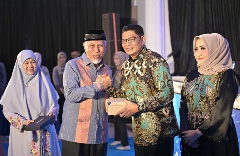 Gubernur Mahyeldi serahkan kenang-kenangan kepada Irjen Pol Djati Wiyoto Abadhy yang akan pindah tugas  ke pusat saat pisah sambut Kapolda Sumbar yang baru Kamis (8/10/2026) malam. IST