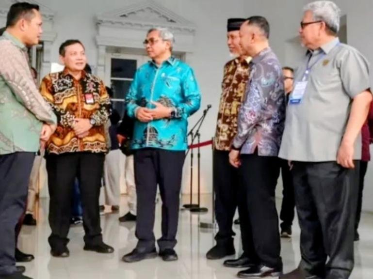 Ketua DPRD Sumbar Muhidi bersama Ketua KPK RI, Setyo Budiyanto dan Gubernur Mahyeldi pada rapat koordinasi penguatan tata kelola pemerintahan dan pencegahan korupsi di Istana Gubernur pada Kamis (8/10/2026). IST