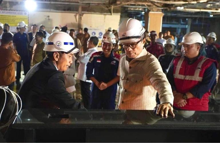 GM API Kantor cabang BIM, Dony Subardono menerangkan progress pengerjaan proyek beautifikasi terminal keberangkatan kepada COO Danantara, Dony Oskaria, Selasa (27/10/2026) kemarin. IST