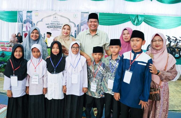 Wali Kota Kota Yota Balad Bersama peserta hafiz Al Quran cilik saat peresmian Hafiz MDTA dan Hafiz Cilik se Kota Pariaman tahun 2026 di GOR Rajo Bujang, Jumat (25/9/2026). IST