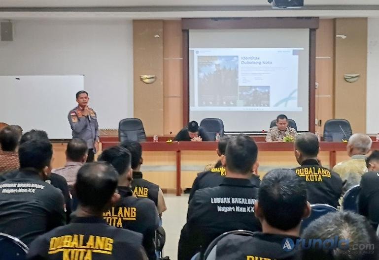 Kabid Linmas Pol PP Kota Padang, Wahyu Isandi Rahmatullah saat paparkan materi bagi penguatan kompetensi anggota Dubalang se Kecamatan Lubeg, Kamis (22/10/2026). (dok: arunala.com)