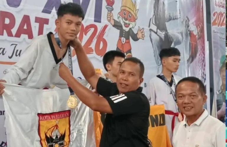 Wakil Wali Kota Pariaman, Mulyadi kalungkan medali emas kepada Taekwondo Kota Pariaman Erdi Sepa Alzahran, didamping Ketua KONI Edison TRD di GOR Alimin Sinapa, Kota Solok, Minggu (4/10/2026). IST