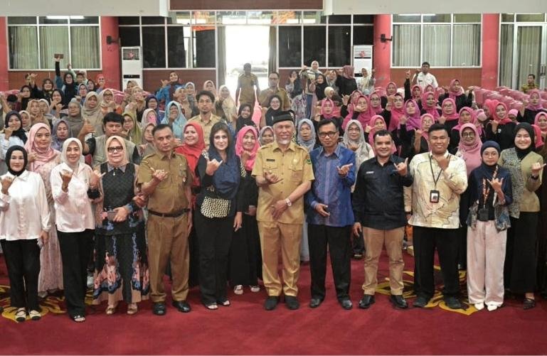 Gubernur Mahyeldi membuka pelatihan content creator bertajuk 