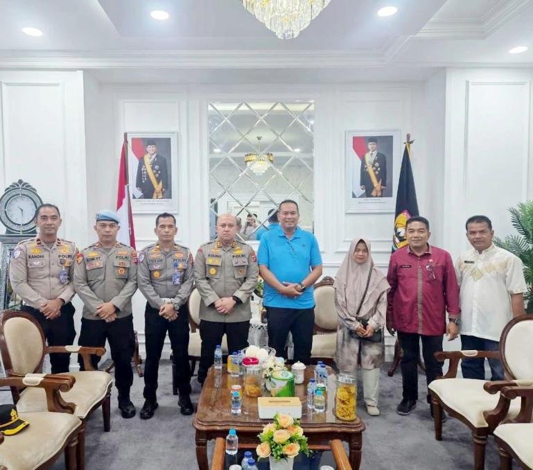 Susilawati, warga Desa Toboh Palabah, Kecamatan Pariaman Selatan, memenangkan hadiah utama umrah gratis dalam ajang Gebyar Pajak yang diinisiasi oleh Badan Pendapatan Daerah (Bapenda) Sumbar, Jumat (9/10/2026). IST