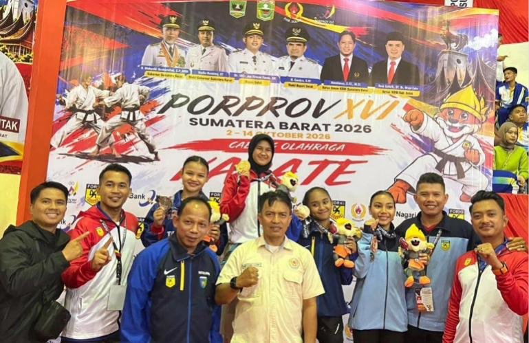 Karateka putri Kota Pariaman, Faiza Afifa Fadli foto Bersama dengan atlet lainnya seusai menerima medali emas cabor Karate, di GOR Batu Batupang, Kabupaten Solok, Sabtu (10/10/2026). IST