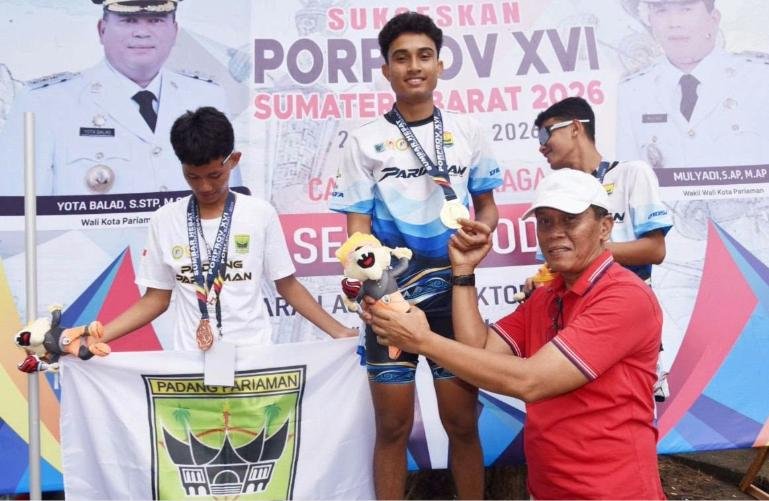 Asisten I Setko Pariaman Elfis Candra saat serahkan medali dan maskot Porprov Sumbar 2026 kepada atlet sepatu roda Kota Pariaman yang menjuarai salah satu nomor di cabor tersebut, Sabtu (10/10/2026). IST