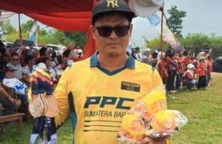 Atlet paramotor andalan Kota Pariaman, Muhammad Mukhlis Aries dengan medali yang diraihnya di cabor ini pada Porprov XVI Sumbar di Kota Solok, Minggu (11/10/2026). IST