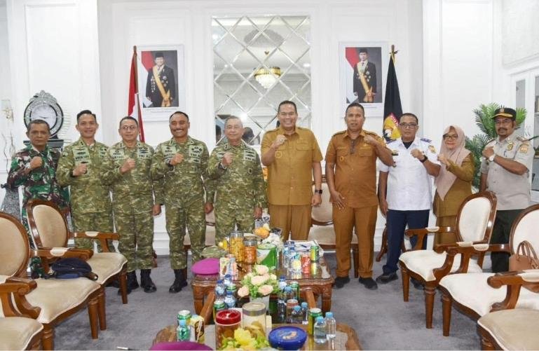Wali Kota Yota Balad dan Wakil Wali Kota, Mulyadi saat menerima kunjungan Dan Kodaeral II Padang, Laksamana Muda TNI Sarimpunan Tanjung, di Balaikota Pariaman, Senin (12/10/2026). IST