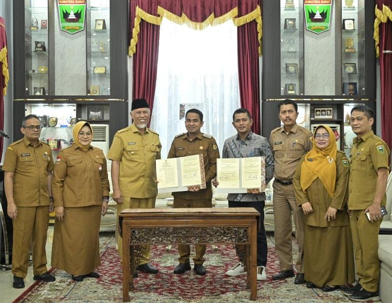 Gubernur Mahyeldi saksikan penandantangan addendum perpanjangan operasional TPA Sampah Regional Solok dengan Pemkab Solok dan Kota Solok, di Padang, Senin (26/10/2026). IST
