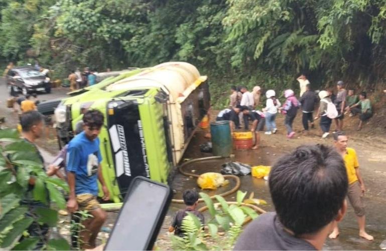Satu unit truk tangka CPO rebah kuda di Singuntur Mudo, Pesisir Selatan, Senin pagi (5/10/2026). Akibat kejadian ini akses jalan Padang-Painan terganggu. IST