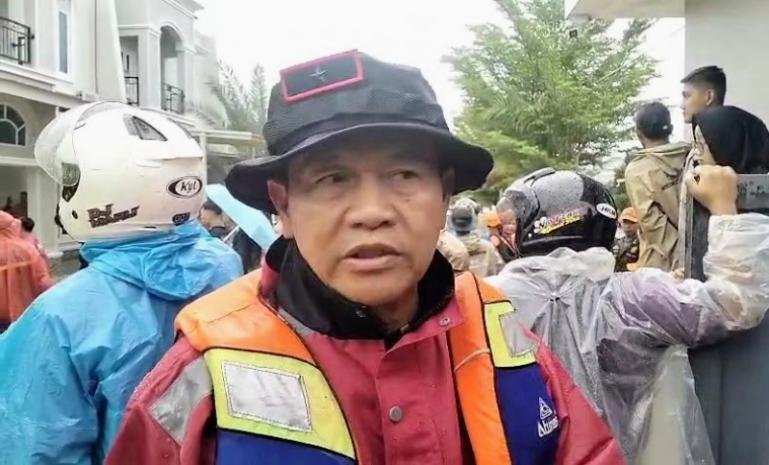 Waka Polda Sumbar, Brigjen Pol Solihin turun langsung ke lokasi banjir di perumahan Lumin Park, Sabtu sore (10/10/2026). IST