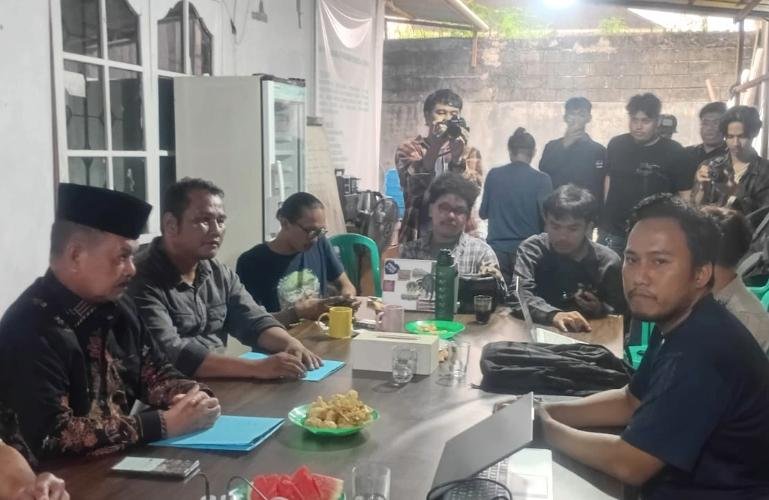 Pertemuan Walhi Sumbar dengan Fauzi Bahar soal dugaan lahan masuk kawasan hutan lindung, di Padang, Rabu malam (14/10/2026). (dok: arunala.com)