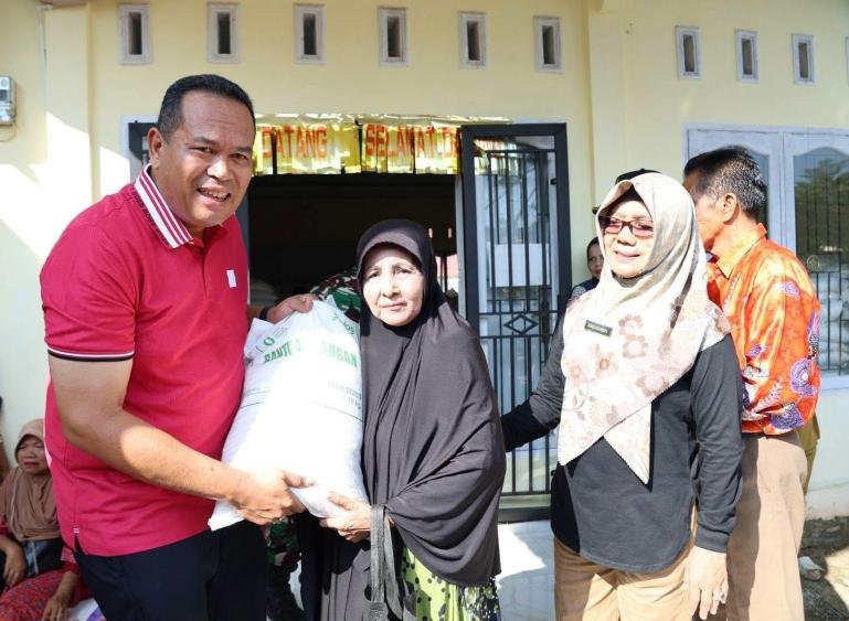 Wako Yota Balad secara simbolis serahkan bantuan pangan beras kepada salah seorang keluarga penerima manfaat  di Kantor Desa Sikapak Timur, Kecamatan Pariaman Utara, Jumat (4/9/2026). IST