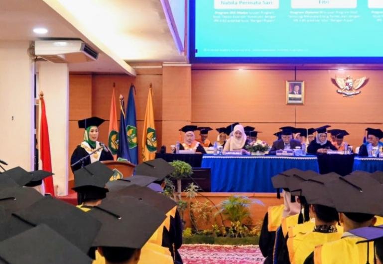 Rektor Universitas Bung Hatta, Prof. Dr. Diana Kartika berikan sambutan saat proses wisuda ratusan lulusan, Sabtu (24/10/2026). IST