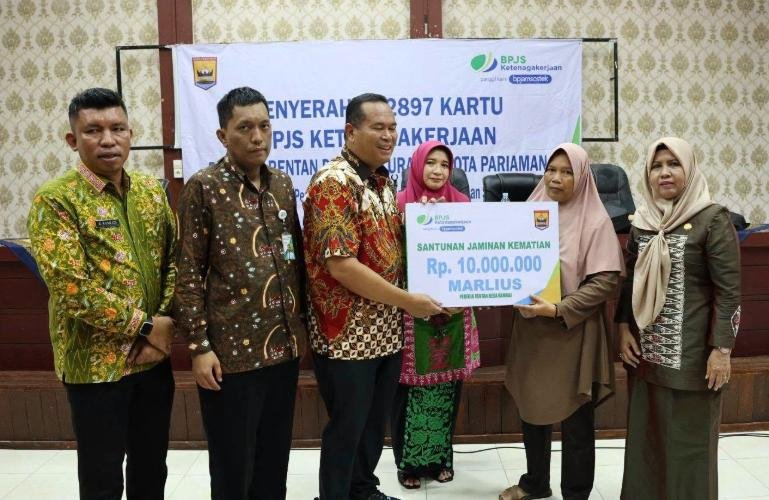 Wali Kota Yota Balad serahkan santunan kepada ahli waris  almarhum Marlius saat penyerahan kartu jaminan sosial BPJS Ketenagakerjaan kepada 133 pedagang dari Kecamatan Pariaman Selatan dan Pariaman Timur, Kamis (10/9/2026). IST