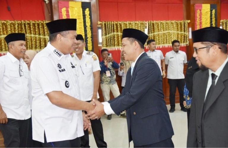Wali Kota Yota Balad berikan ucapan selamat kepada salah satu pejabat yang baru dilantik di Setko Pariaman, Rabu (9/9/2026). IST