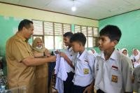 47 Siswa SMPN 7 Kota Pariaman Terima Seragam Gratis
