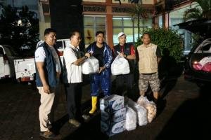 Bank Nagari Salurkan 400 Paket Makanan untuk Warga Terdampak Banjir di Koto Tangah dan Kuranji
