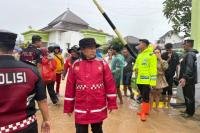 Bencana Banjir di Padang, Waka Polda Sumbar Terjunkan Ratusan Personel dan Bantu Warga Mengungsi