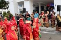 Festival Literasi Budaya 2026: Ratusan Peserta Padati Karnaval Baju Kuruang Basiba di Pariaman