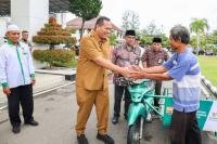 Gandeng BAZNAS, Pemko Pariaman Serahkan Bantuan Becak Motor untuk Warga Kurang Mampu