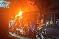 Kebakaran Depot Air Minum dan Rumah di Sungai Sapih Padang
