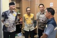Mahyeldi Jenguk Ketua MUI Sumbar Korban Kebakaran KMP Batumandi di Cilegon