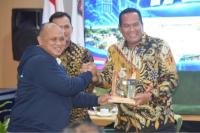 Padukan Teknologi dan Spiritual, Wali Kota Pariaman Yota Balad Raih Penghargaan Inspiratif IJTI Sumbar