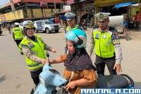 Satgas III Ditlantas Polda Sumbar Penertiban Humanis Pengendara Lawan Arus di Pasar Raya Padang