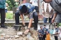 Wako Yota Balad Letakkan Batu Pertama Program RTLH Pariaman Peduli