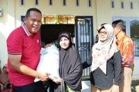 Wali Kota Salurkan Bantuan Pangan Beras untuk 1.373 KPM di Pariaman Utara