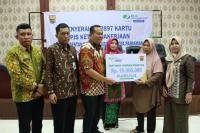 Wujudkan Pariaman Sejahtera, Pemko Serahkan Kartu BPJS Ketenagakerjaan untuk Ratusan Pedagang