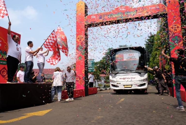 Vice President Postpaid Consumer, International Roaming and Interconnect Telkomsel Bernadus Wahyu Wijayanto, Senior Vice President Consumer Operations Telkomsel Gilang Prasetya, Vice President Consumer Sales Area Jabotabek Jabar Telkomsel Filin Yulia dalam pelepasan Mudik Hepi Telkomsel Poin di Jakarta, Rab
