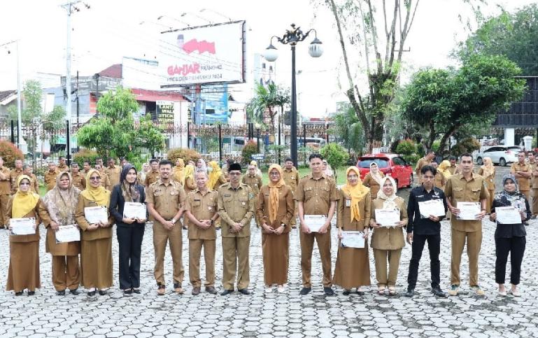 Sekretaris DPRD Sumbar Raflis bersama para staf yang mendapatkan reward Bintang DPRD, Senin (21/8). (Dok : Istimewa)