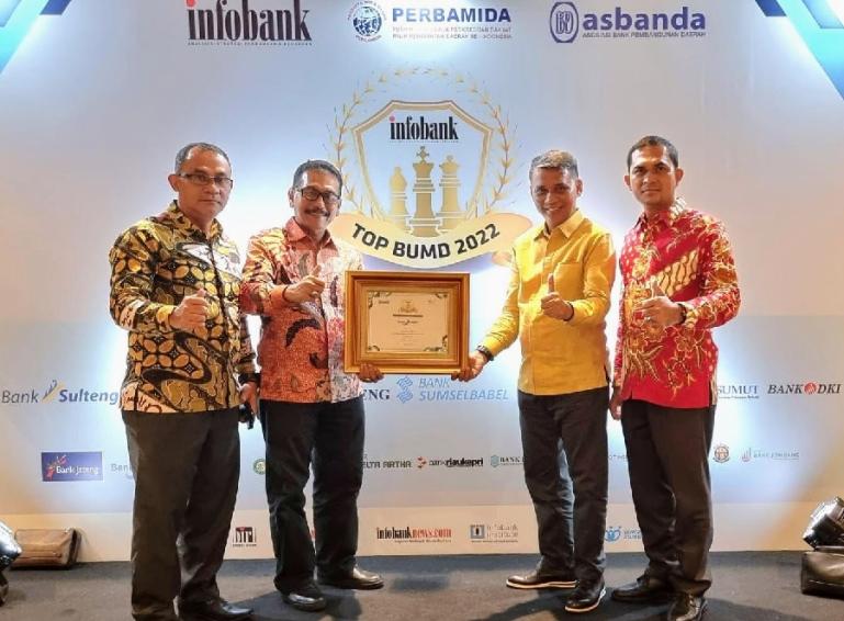 Dirut Bank Nagari Muhammad Irsyad didampingi Pemimpin Divisi Sekper Idrianis, Pemimpin Divisi Perencanaan Strategis Yunasrul dan Pinca Bank Nagari Solok Albert Junaidi saat menerima penghargaan TOP BUMD 2022 di Alila Hotel, Solo, Kamis (19/5). (Dok : Istimewa)