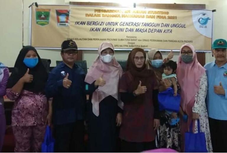 Kepala DKP Sumbar, Desniarti saat lakukan sosialisasi dan pemberian makanan bergizi kepada anak-anak dan para ibu dalam kegiatan peringatan Harkannas 2021 di kantor Camat Padang Selatan, Minggu (21/11). (Dok Istimewa)