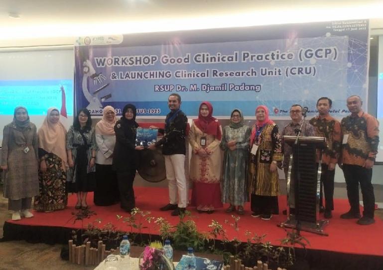 Prosesi Peluncuran Clinical Research Unit (CRU) RSUP Dr M Djamil oleh Plt Direktur SDM, Pendidikan dan Penelitian RSUP Dr M Djamil dr Dedi Sutia SpN (K) didampingi Ketua CRU dr Asrawati SpA (K) MBiomed. (Dok: Istimewa)
