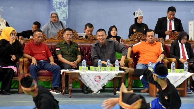 Genius Ingin Kejuaraan Pencak Silat se ASEAN di Kota Pariaman Pariaman, Arunala.com - Wali Kota Pariaman, Genius Umar meminta Ketua Ikatan Pencak Silat Indonesia (IPSI) Kota Pariaman, Sri Siswani, untuk menggelar Kejuaraan Pencak Silat se ASEAN di Kota Pariaman sebelum Oktober 2023 ini. Hal itu disampaikan Genius saat membuka secara resmi Kejuaraan Daerah Pencak Silat Kota Pariaman 2023, yang dilaksanakan di GOR Rajo Bujang Kelurahan Karan Aur Kecamatan Pariaman Tengah Sabtu, (24/6). 